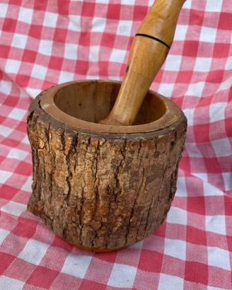 Mortaio rustico in legno con pestello
