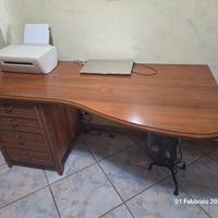 scrivania e sedia poltrona