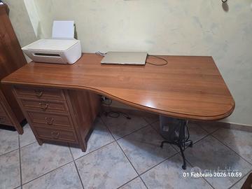 scrivania e sedia poltrona