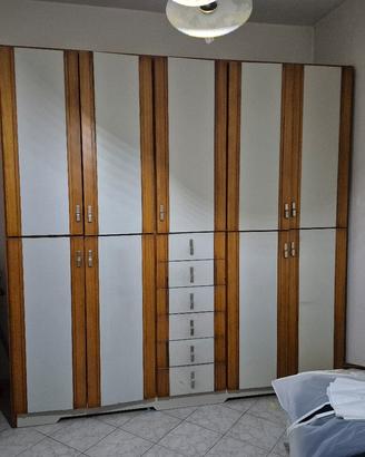 Armadio artigianale in legno massello