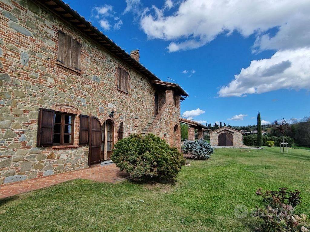 Rustico / Casale di 300 m² con 3 locali e box auto - Vista 3