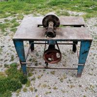 Banco con ruota in pietra per affilare