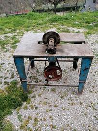 Banco con ruota in pietra per affilare