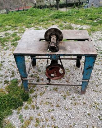 Banco con ruota in pietra per affilare