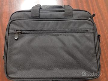 Borsa viaggio nera con due tasche esterne