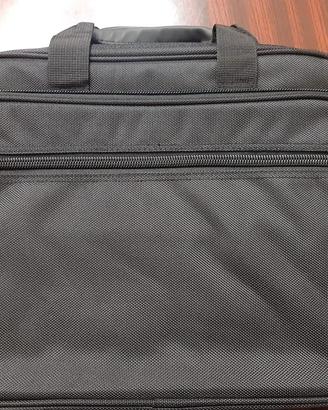 Borsa viaggio nera con due tasche esterne