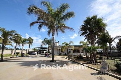 INTERESSANTE VILLA POCO FUORI IL CENTRO CITTA'