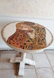 Tavolino in legno dipinto a mano