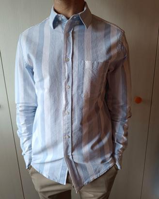 Camicia a righe bianche e azzurre