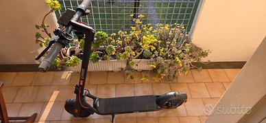 Monopattino Navee V40i Pro praticamente nuovo