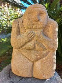 Scultura in pietra locale scolpita a mano
