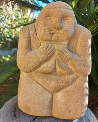 Scultura in pietra locale scolpita a mano
