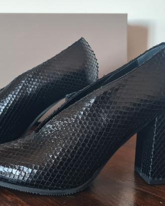 Décolleté a punta con scollo a V Nero