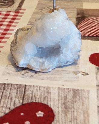 Soprammobile decorativo in fil di ferro e minerali