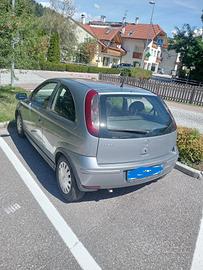 macchina Opel Corsa 