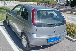 macchina Opel Corsa 