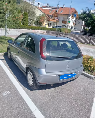 macchina Opel Corsa 