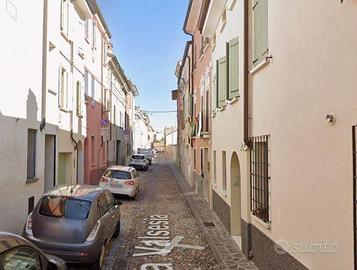 Casa indipendente di 200 m² con 5 locali e box aut