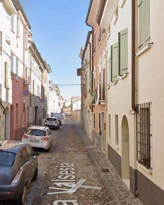 Casa indipendente di 200 m² con 5 locali e box aut