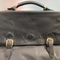 Cartella business in pelle nera con doppia fibbia