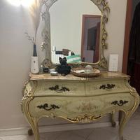 Mobile antico da ingresso con specchio