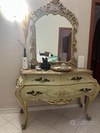 Mobile antico da ingresso con specchio