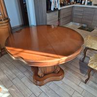 Tavolo rotondo con sedie vintage