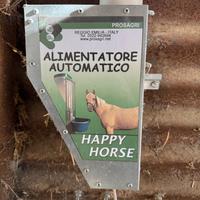 Distributore automatico mangime cavalli