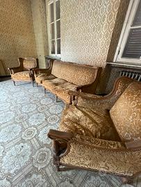 Salotto antico con divano e due poltrone