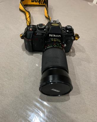 Nicon N2000 reflex a rullino con obbiettivo