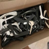 scatola con circa 100 grucce Neil Barret e Drome