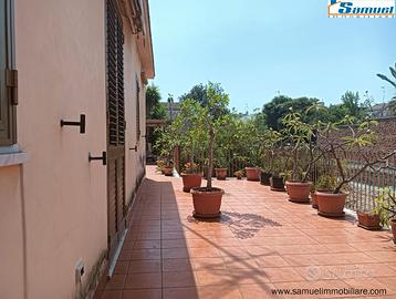 Riposto centro, storico palazzo con ampio terreno