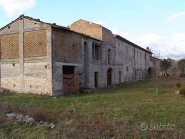 Rustico / Casale di 440 m² con più di 5 locali e b