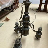 Antico lampadario in bronzo