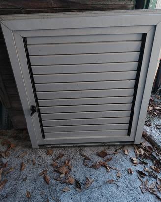 infisso,finestra  grigliata