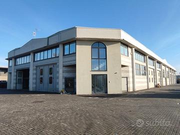 Frazione di capannone da 240 mq e spazio esterno