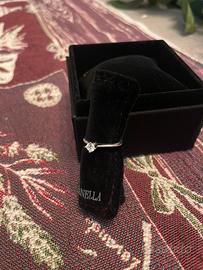 Anello solitario in oro bianco con pietra brillant