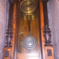 Orologio a pendolo da parete.