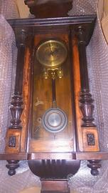 Orologio a pendolo da parete.