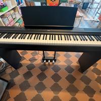Piano Yamaha P125 con mobile, pedaliera