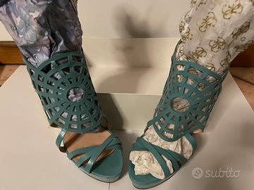 Scarpe con tacchi alti