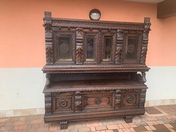 Sala o credenza e tavolo completamente intagliati