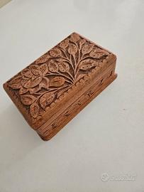 Scatola portaoggetti in legno intagliato Vintage 