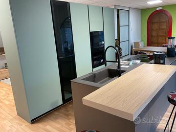 Cucina con penisisola nuova di expo