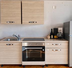 Cucina compatta con forno e frigorifero inclusi