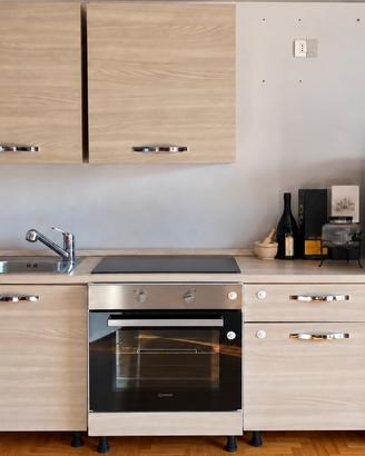 Cucina compatta con forno e frigorifero inclusi