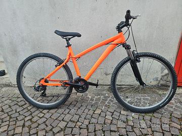 Mountain Bike Arancione Fluò (B'Twin / Decathlon)