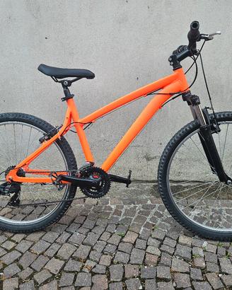 Mountain Bike Arancione Fluò (B'Twin / Decathlon)