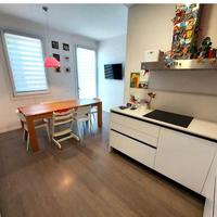 Cucina bianca e rossa , tavolo in legno massello