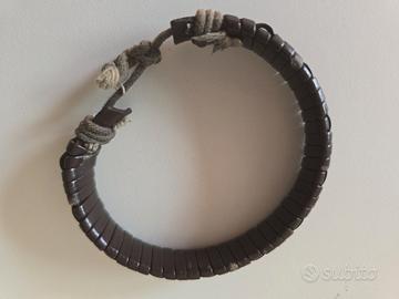 Bracciale uomo marrone con perline e cordino